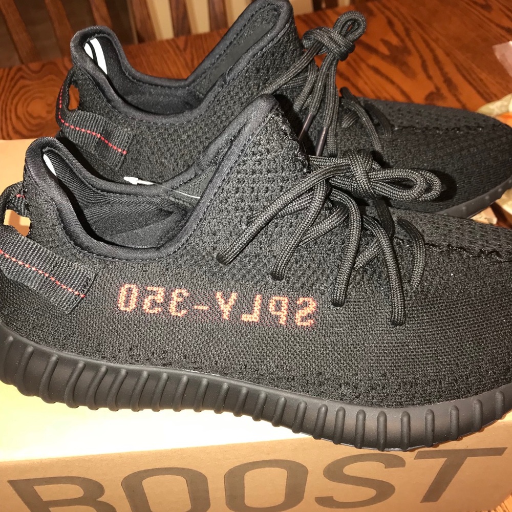 Yeezy Boost 350 v2 “Bred” size 9.5